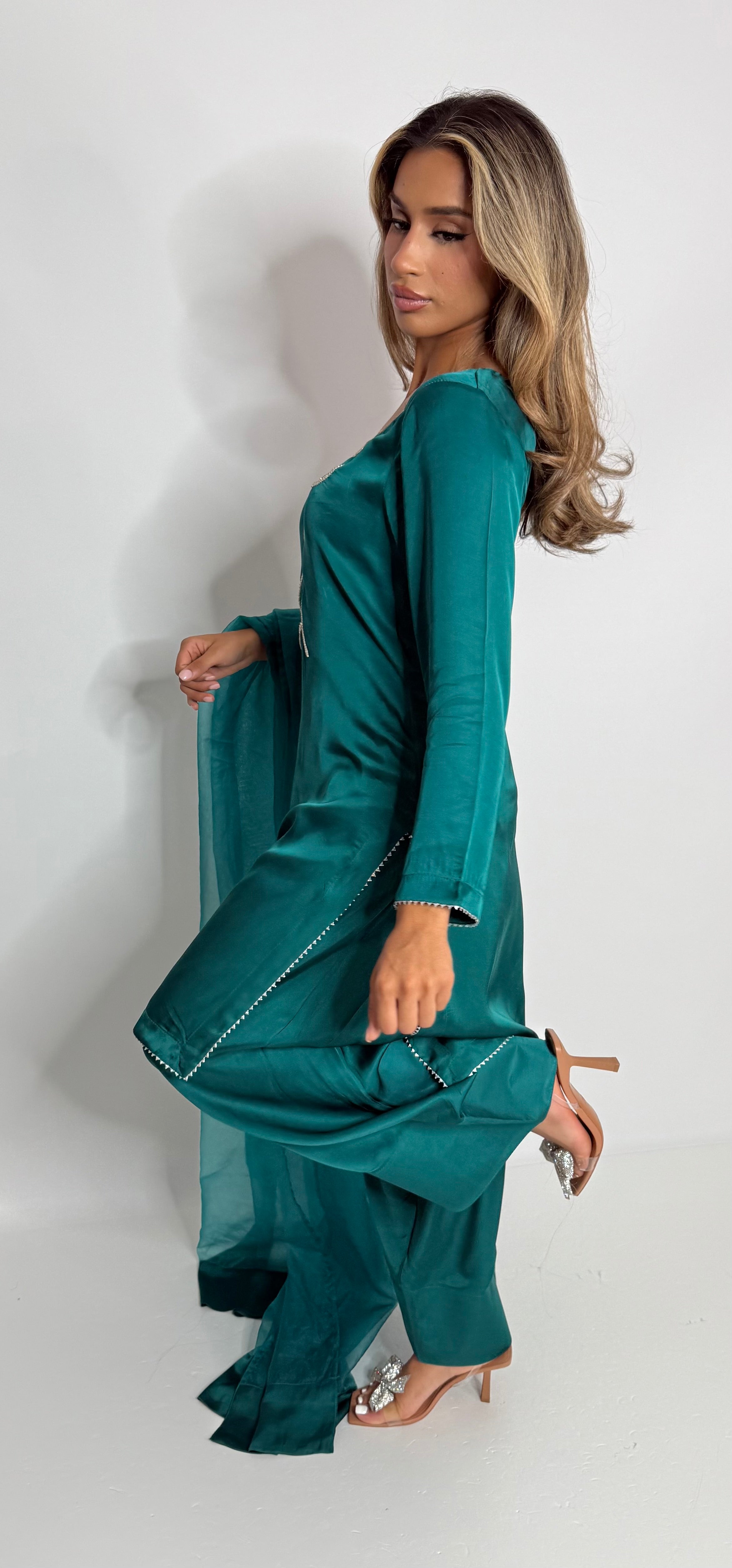 Velora Zayna | Emerald Silk Bow Farshi Shalwar Set