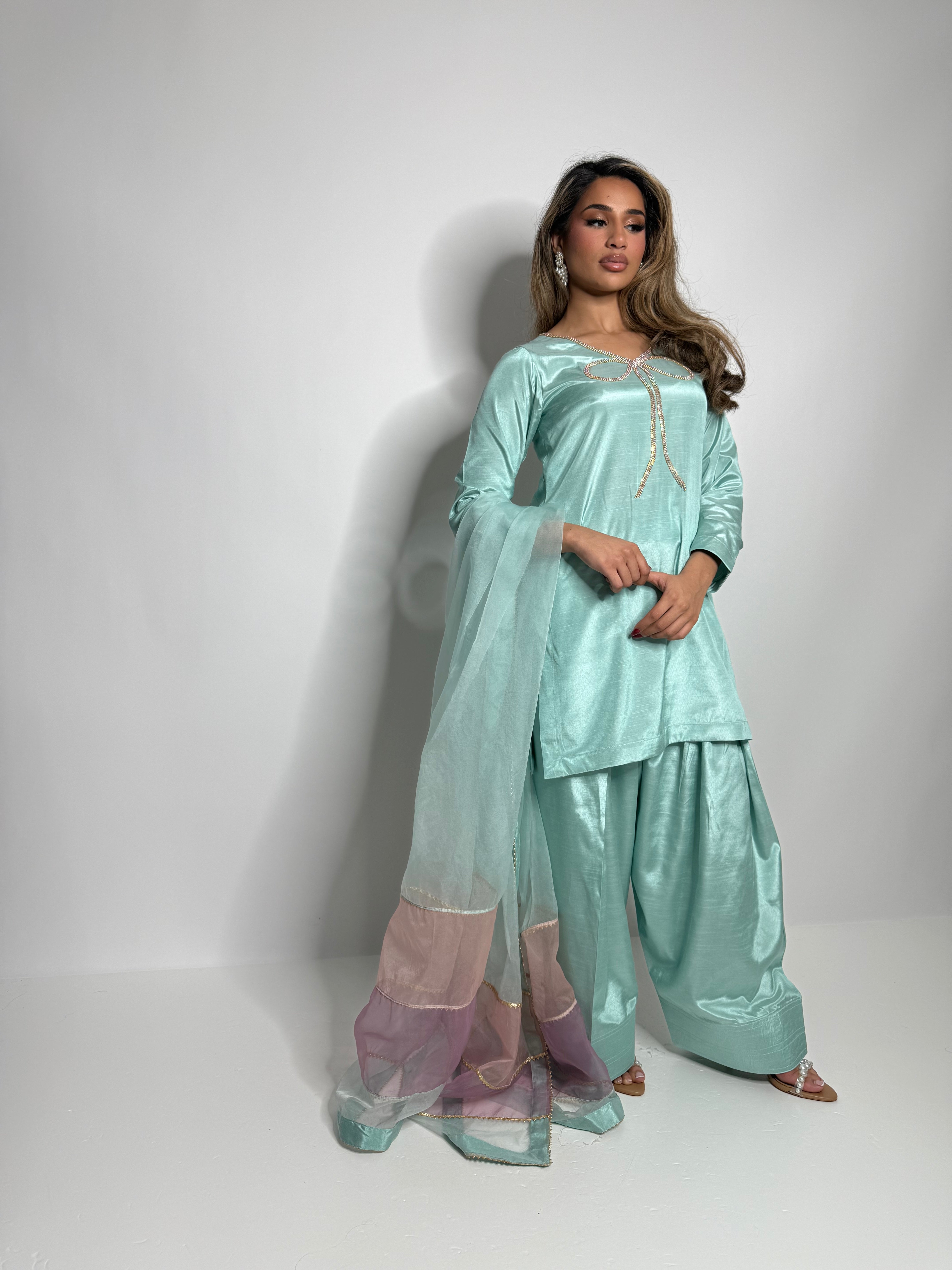 Zareen Élan | Silk Bow Farshi Set